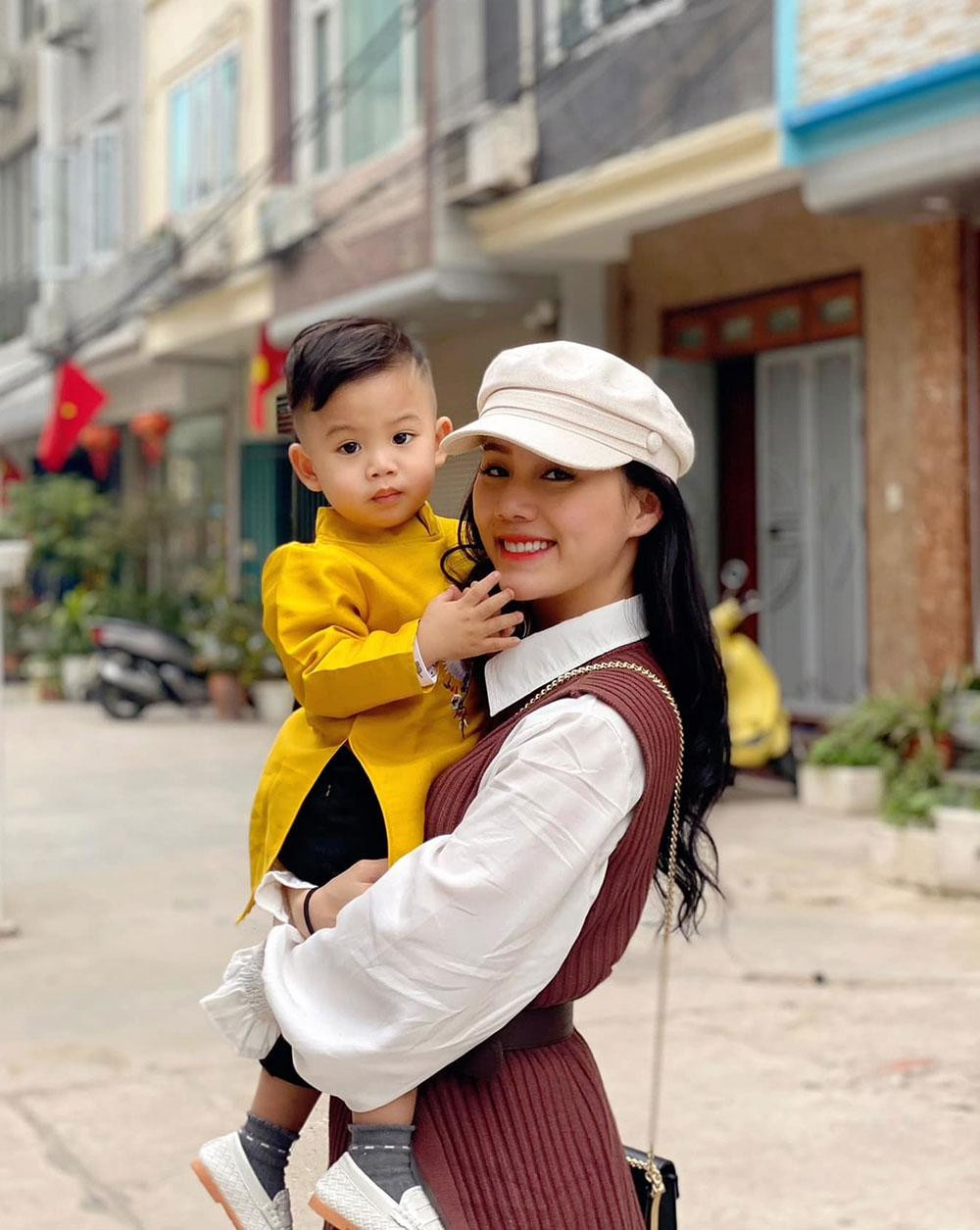 Nữ diễn viên hạnh phúc bên con trai.