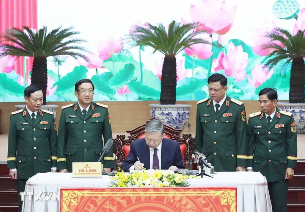 Tổng Bí thư Tô Lâm, Bí thư Quân uỷ Trung ương ghi sổ vàng lưu niệm. Ảnh: Thống Nhất/TTXVN.