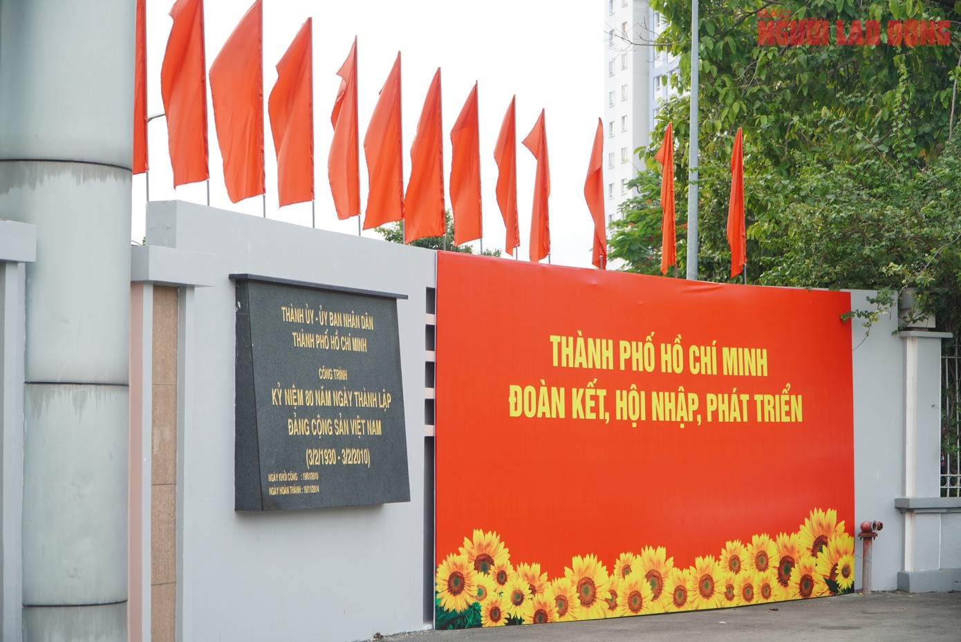 Nhiều băng rôn tuyên truyền được đặt trước cổng Học viện Cán bộ TPHCM.