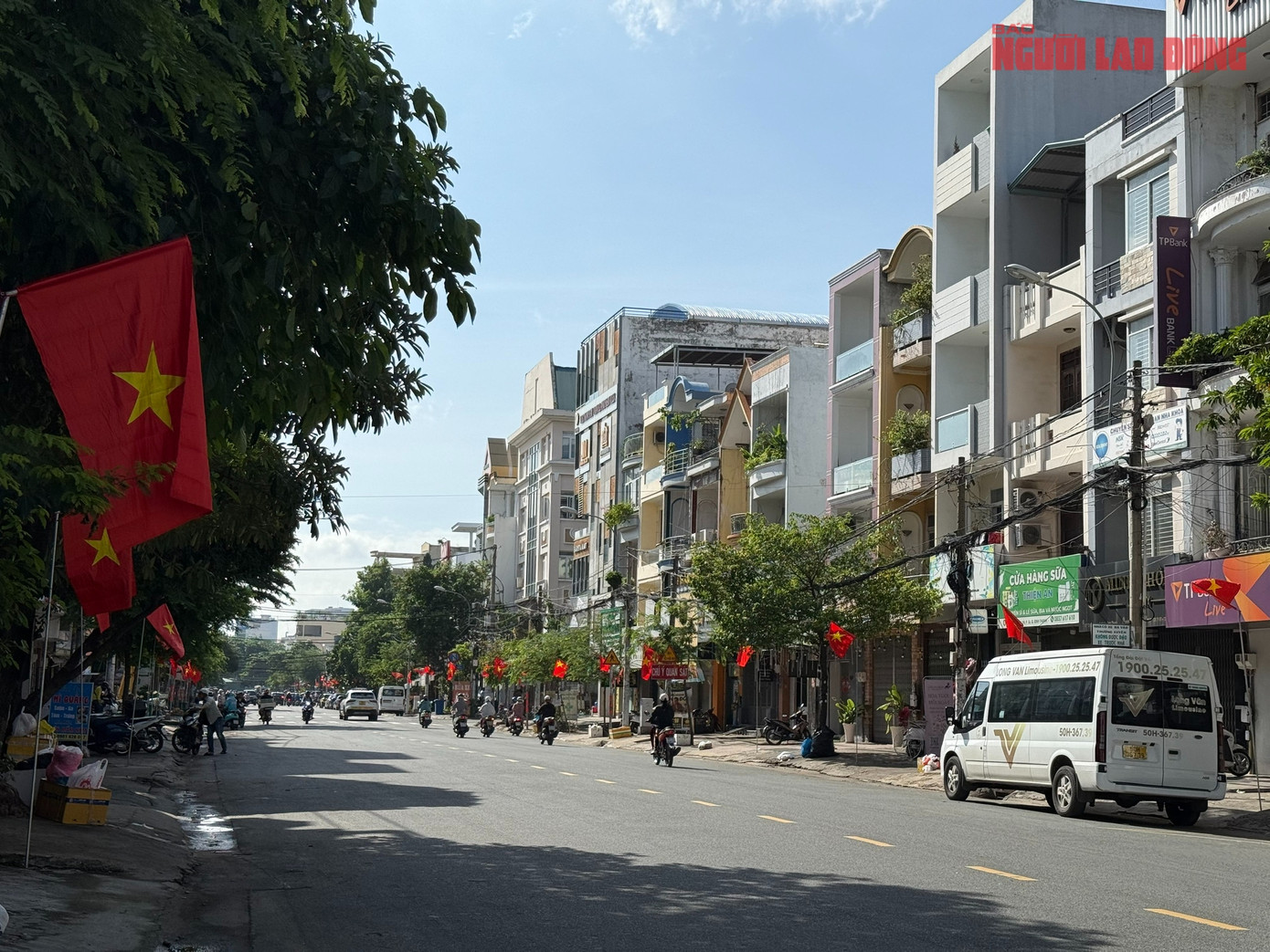 Các tuyến đường xung quanh Học viện Cán bộ TPHCM rực rỡ cờ Tổ quốc chào mừng sự kiện trọng đại của TPHCM.