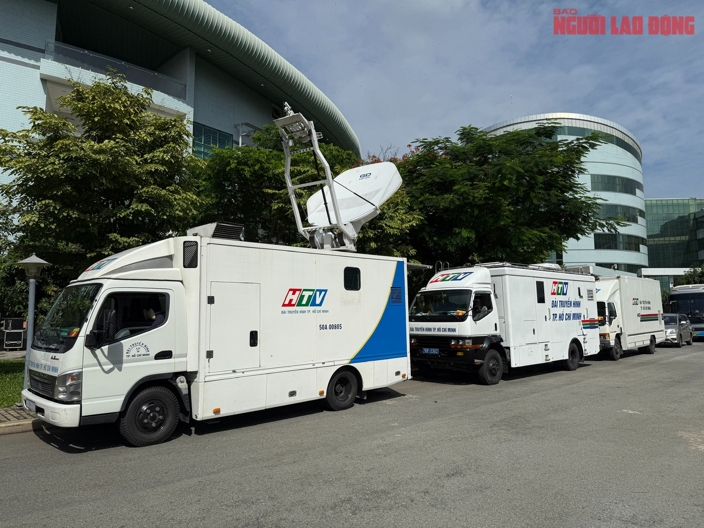 Xe của Đài Truyền hình TP HCM (HTV) có mặt tại Học viện Cán bộ TPHCM để làm nhiệm vụ.