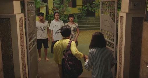 Khán giả "ngã ngửa" khi biên kịch để ông Tiến dắt cô Hoan đến xóm trọ cô Vân xin ở nhờ.