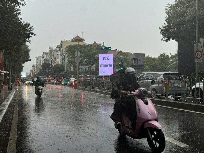 Mưa trên đường Khánh Hội, quận 4.