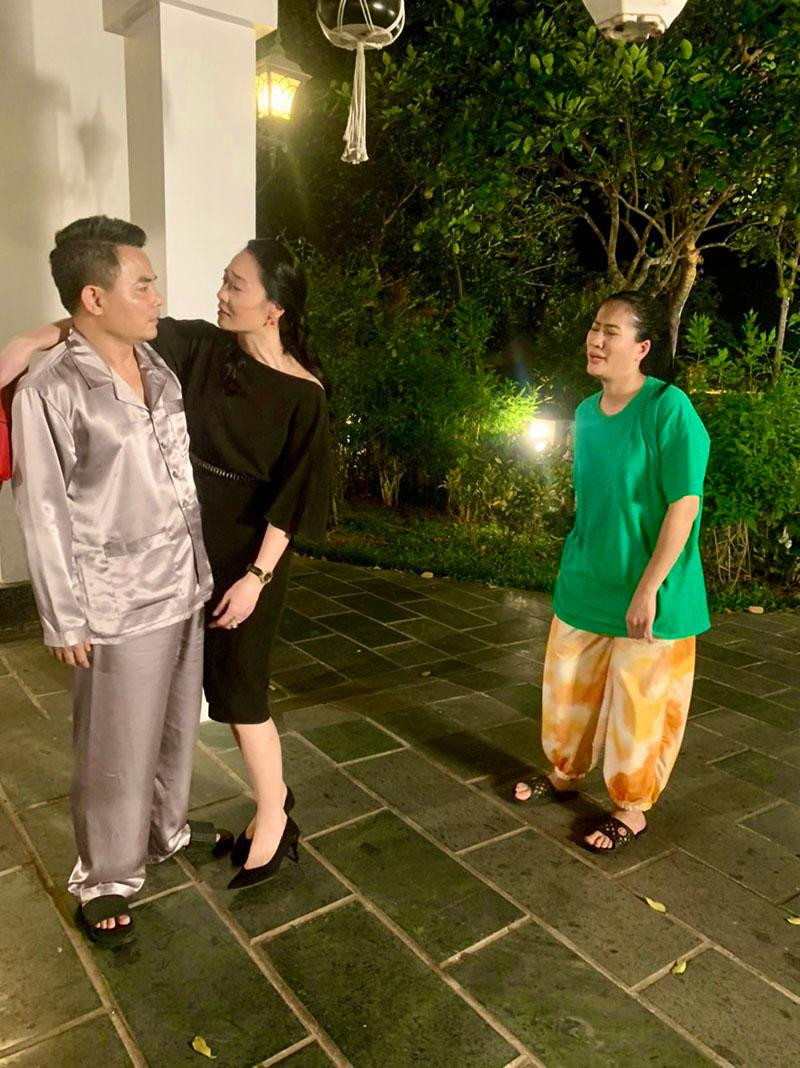 Cô Sâm "lột xác" lòe loẹt ở phần 2 khiến khán giả thích thú.