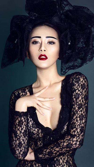 Có khi, diễn viên lại cá tính với son môi đậm và mặc váy xẻ ngực gợi cảm trong những bộ hình thời trang.