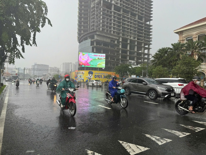 Mưa trên đường Tôn Đức Thắng, quận 1.