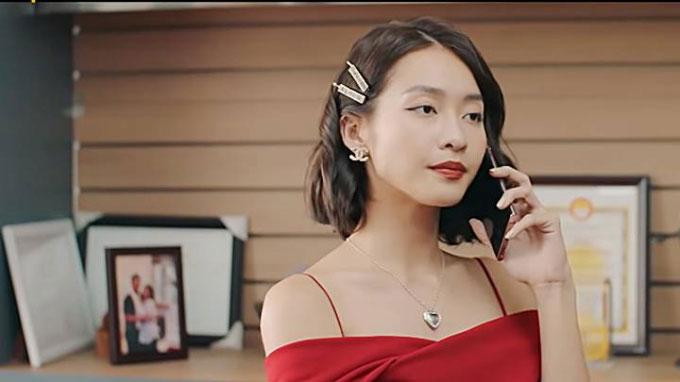 Nữ diễn viên đầu tư tỉ mỉ cả phụ kiện để tôn lên sắc vóc cũng như tạo dấu ấn riêng cho nhân vật.