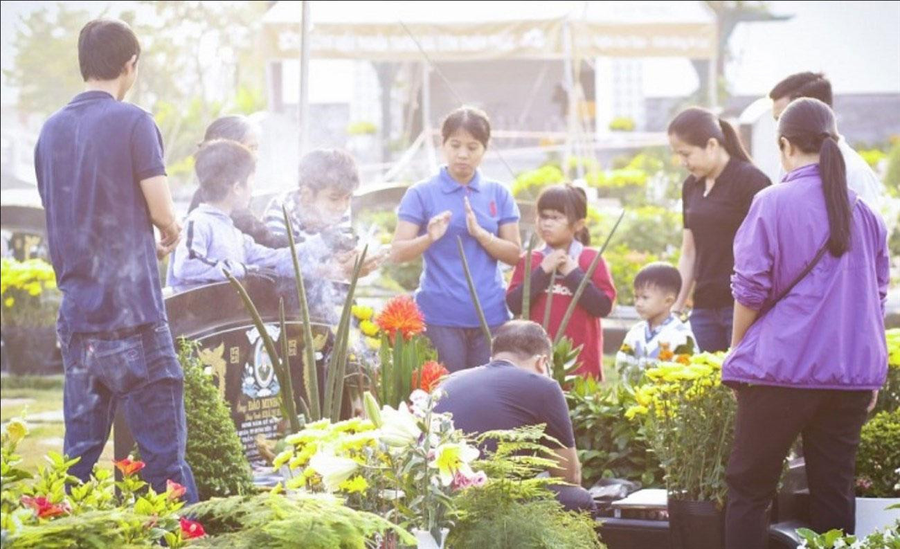 Tết Thanh Minh là dịp để các gia đình Việt đi tảo mộ và hướng về tổ tiên với tấm lòng thành kính. Tết Thanh Minh là dịp để các gia đình Việt đi tảo mộ và hướng về tổ tiên với tấm lòng thành kính.