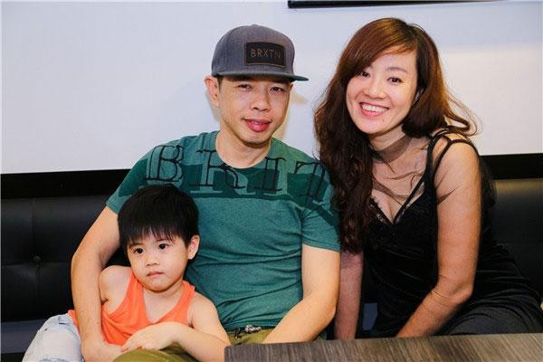 Hiện tại, nam diễn viên có cuộc sống hạnh phúc bên vợ trẻ và con trai.