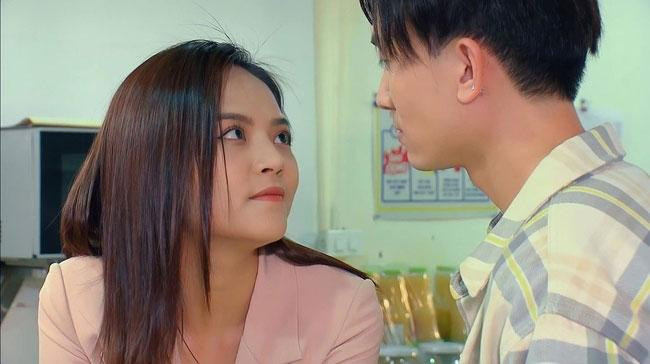 Suy cho cùng, Thy vẫn chỉ là người phụ nữ yếu mềm, khao khát được yêu thương. Suy cho cùng, Thy vẫn chỉ là người phụ nữ yếu mềm, khao khát được yêu thương.