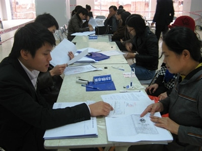 Đăng ký mua nhà dành cho người thu nhập thấp tại khu CT1 Ngô Thì Nhậm, Hà Đông, Hà Nội. Ảnh: Văn Việt.