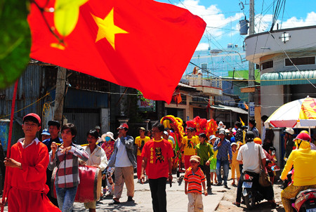 Đoàn lễ rước Linh Ông hành trình trên đường phố biển Sông Đốc