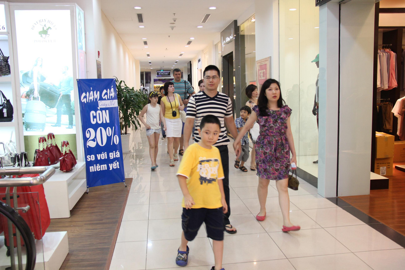 Vincom Center nhộn nhịp khách mua hàng Vincom Center nhon nhip khach mua hang