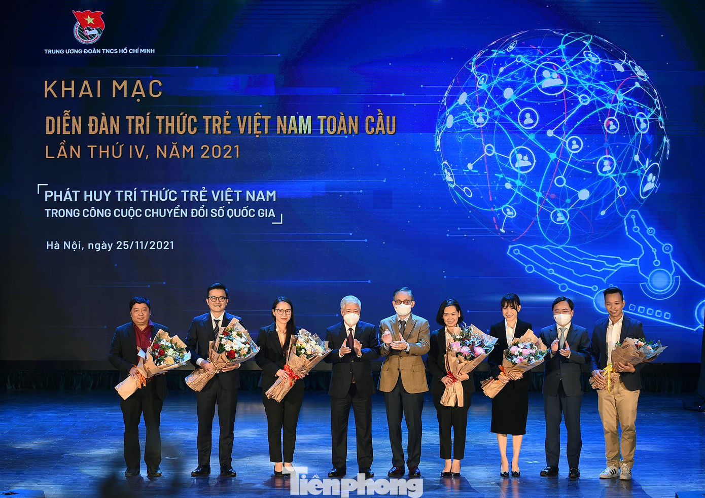 Các đại biểu trí thức trẻ nhận hoa chúc mừng. Các đại biểu trí thức trẻ nhận hoa chúc mừng.