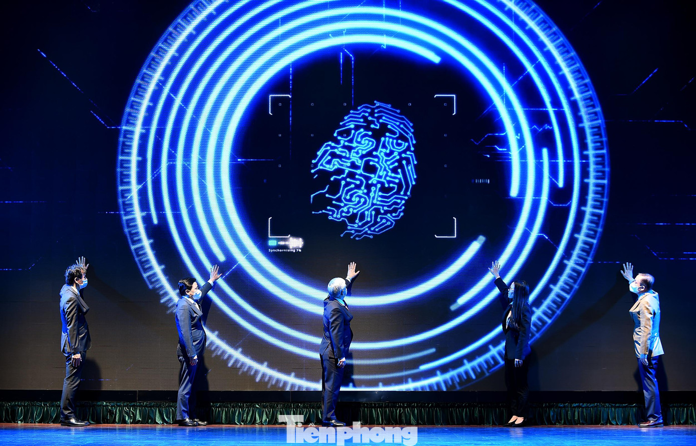 Các đại biểu thực hiện nghi thức khai mạc Diễn đàn Trí thức trẻ Việt Nam toàn cầu lần thứ IV, năm 2021. Ảnh: Xuân Tùng Các đại biểu thực hiện nghi thức khai mạc Diễn đàn Trí thức trẻ Việt Nam toàn cầu lần thứ IV, năm 2021. Ảnh: Xuân Tùng