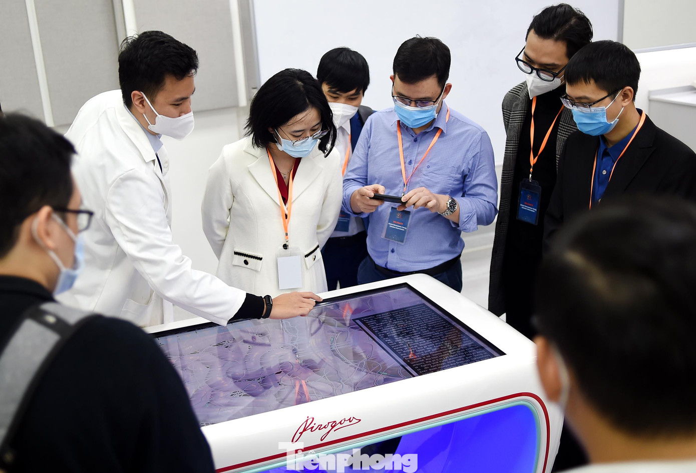 Các đại biểu có dịp tìm hiểu, trải nghiệm về ngành Y học khi có sự kết nối công nghệ.