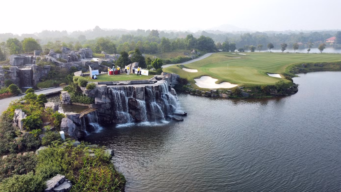Nhà thiết kế sân golf hàng đầu thế giới Jack Nicklaus II dành tặng một món quà thú vị cho sân Kings Course đó là hố số 19.