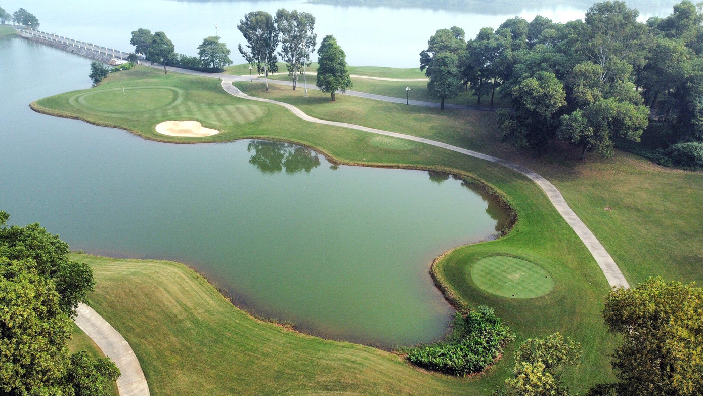 Gồm 3 điểm chuẩn khác nhau: điểm par 3 dài tới 227m, par 4 là từ 227m-432m và par 5 là trên 432m.