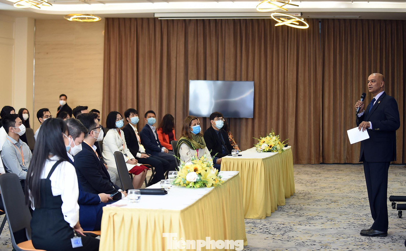 Trong khuôn khổ Diễn đàn Trí thức trẻ Việt Nam toàn cầu lần thứ IV năm 2021, ngày 26/11, tại Hà Nội, đoàn đại biểu trí thức trẻ đã đến tham quan Trường ĐH VinUni.