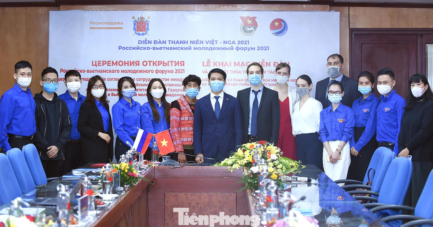 Các đại biểu tại đầu cầu Hà Nội chụp ảnh lưu niệm. Ảnh: Xuân Tùng