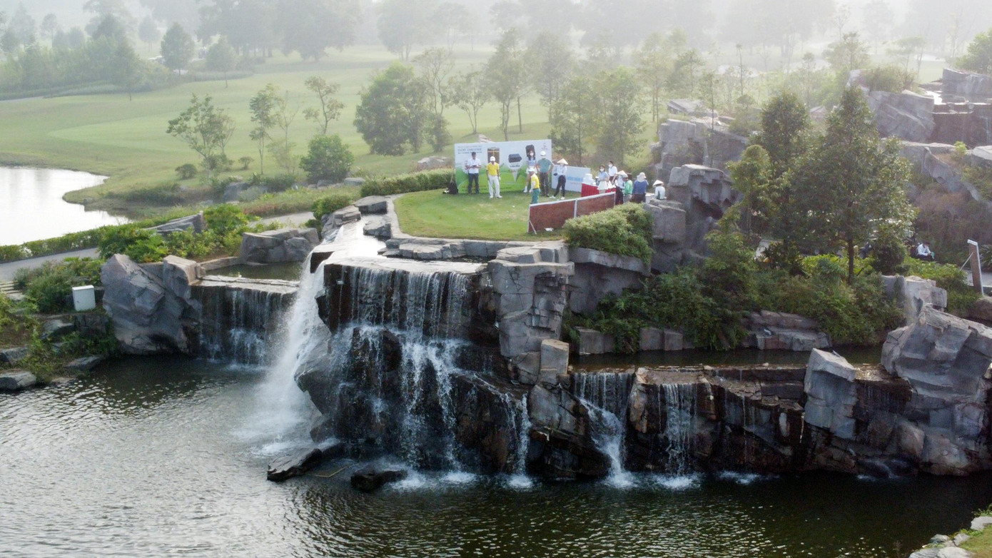 Hố golf này được thiết kế với điểm phát bóng nằm trên đỉnh thác nước cao 28m. Khoảng cách giữa điểm phát bóng và green là một hồ nước rộng lớn.