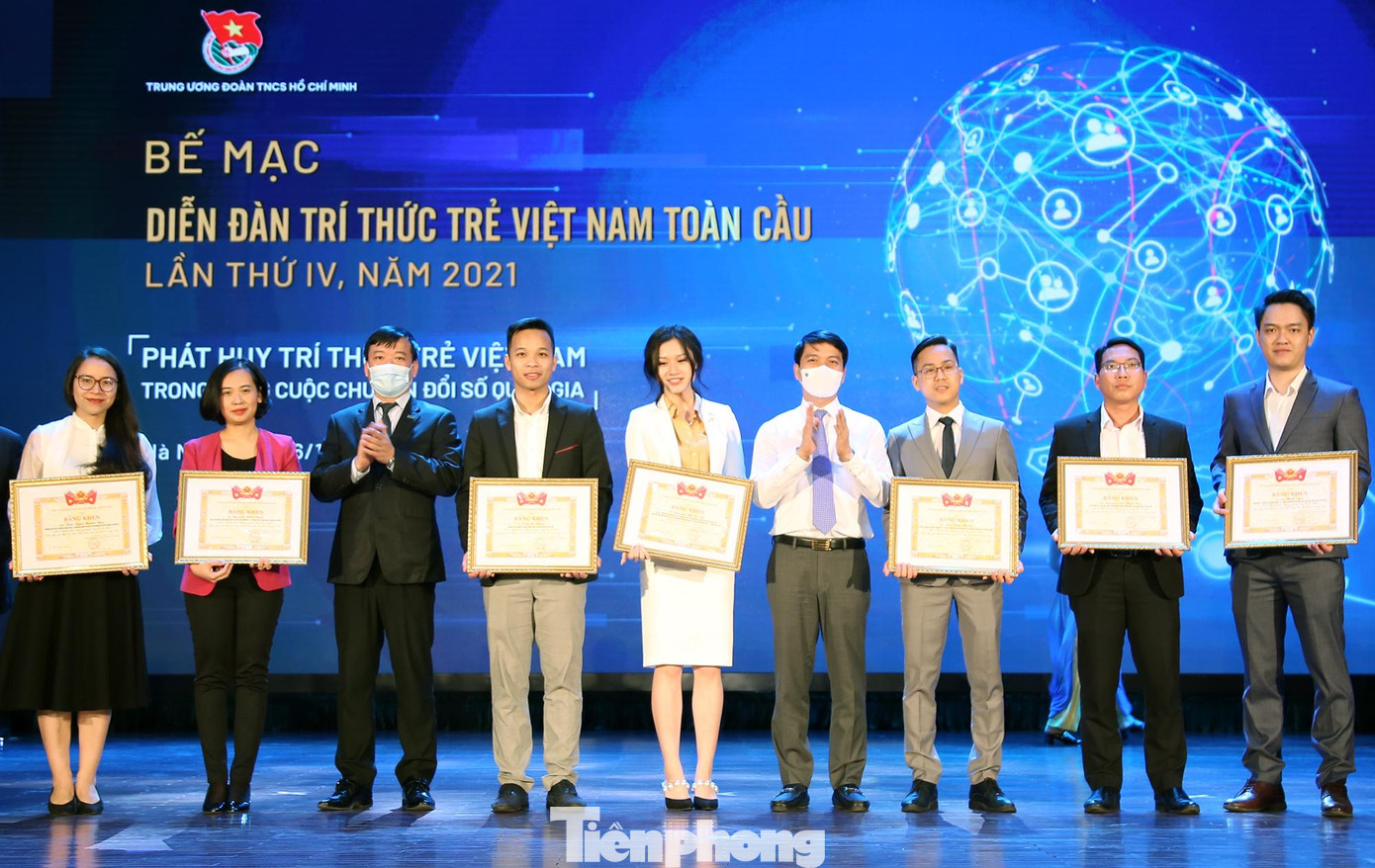 Anh Nguyễn Ngọc Lương (thứ 4 từ phải sang) trao Bằng khen T.Ư Đoàn cho các cá nhân tiêu biểu. Ảnh: Lâm Đăng Hải Anh Nguyễn Ngọc Lương (thứ 4 từ phải sang) trao Bằng khen T.Ư Đoàn cho các cá nhân tiêu biểu. Ảnh: Lâm Đăng Hải