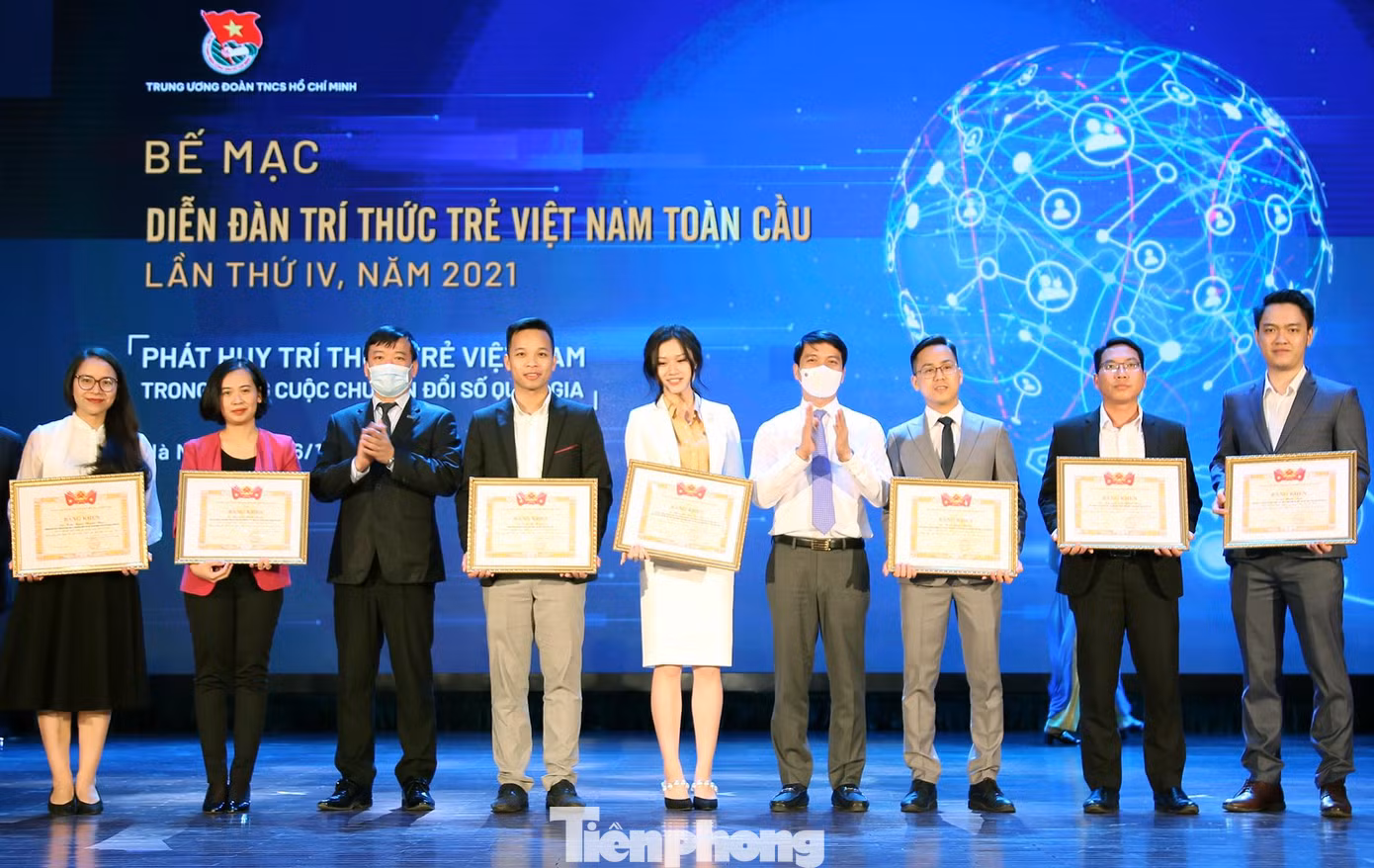 Anh Nguyễn Ngọc Lương (thứ 4 từ phải sang) trao Bằng khen T.Ư Đoàn cho các cá nhân tiêu biểu. Ảnh: Lâm Đăng Hải