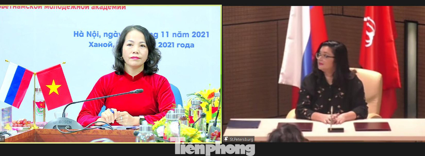 Đại diện Học viện thanh thiếu niên Việt Nam và Đại học Sư phạm Quốc gia Nga Herzen ký kết thỏa thuận hợp tác. Ảnh: BTC