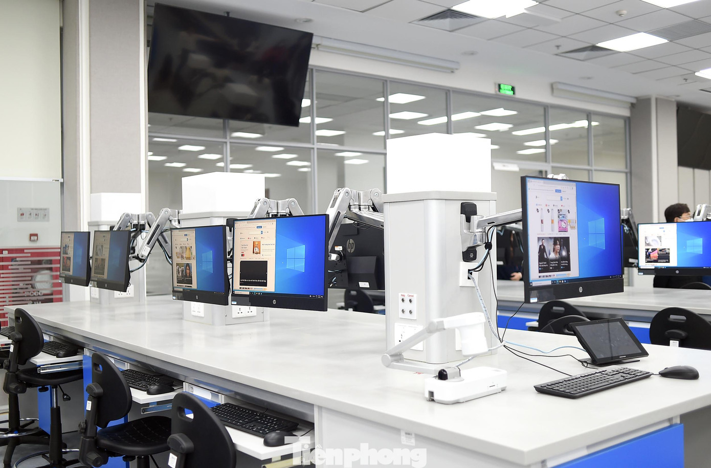 Phòng thực hành này có khả năng thực hiện đồng thời 6 lớp thực hành của 6 môn khác nhau, thuộc các chương trình đào tạo và của các khóa khác nhau.