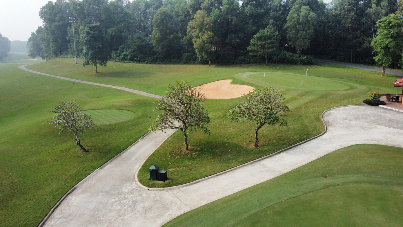 Tiêu chuẩn của sân golf 18 lỗ được sử dụng trong thi đấu phổ biến hiện nay có diện tích trung bình 57ha.