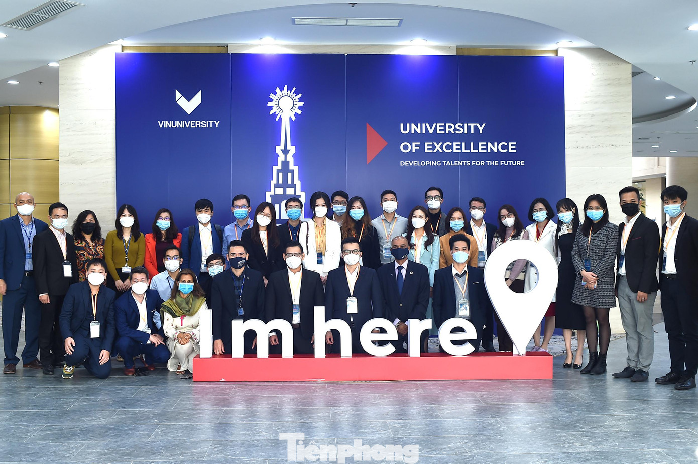 Diễn đàn Trí thức trẻ Việt Nam toàn cầu lần thứ IV, năm 2021 do T.Ư Đoàn tổ chức với sự phối hợp, hỗ trợ của Ủy ban Nhà nước về người Việt Nam ở nước ngoài, Bộ Thông tin và Truyền thông, Bộ Kế hoạch và Đầu tư, Bộ Khoa học và Công nghệ và các đơn vị liên quan. Diễn đàn Trí thức trẻ Việt Nam toàn cầu lần IV, năm 2021 sự đồng hành Ngân hàng Thương mại Cổ phần Công Thương Việt Nam (Vietinbank). Trong ảnh, các đại biểu trí thức trẻ chụp ảnh lưu niệm với lãnh đạo nhà trường.