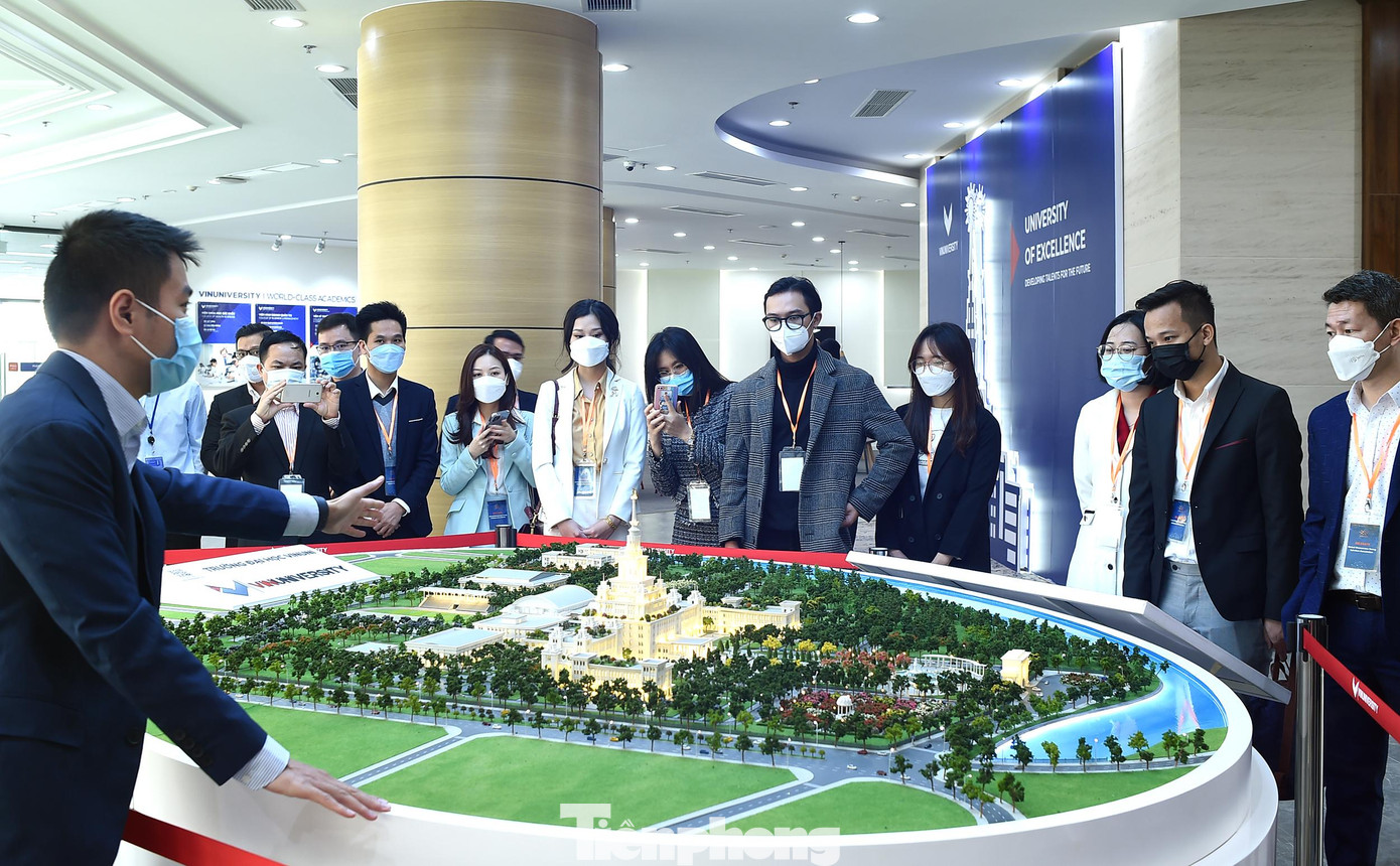 Đoàn đại biểu nghe giới thiệu tổng quan bên sa bàn của Trường, trước khi đến thăm thư viện, các phòng nghiên cứu, sáng tạo.