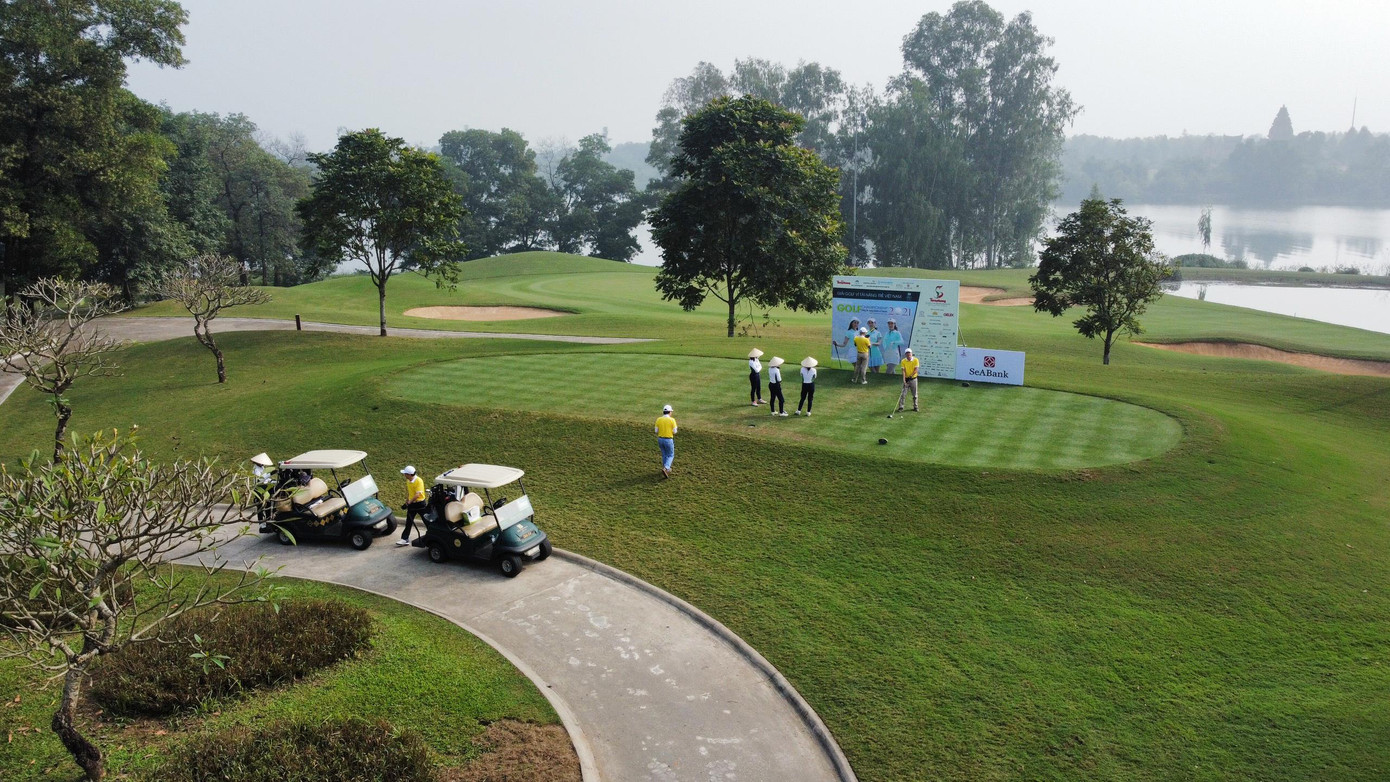 Trong đó, sân King’s Course do Jack Nicklaus II, con trai của huyền thoại golf thế giới Jack Nicklaus thiết kế. Đặc biệt, Jack Nicklaus II đã dành tặng một món quà thú vị cho sân Kings Course là hố số 19 có điểm phát bóng nằm trên đỉnh thác nước cao 28m.