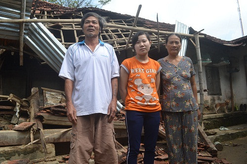 Con gái bỏ học cao đẳng đi làm công nhân vì nhà nghèo. Nay căn nhà duy nhất cũng bị sập hoàn toàn, gia cảnh ông Phúc thất thần vô vọng. ảnh Việt Hương