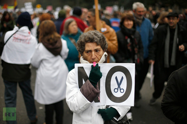 Những người biểu tình phản đối việc 6 bệnh viện và 27 cơ sở y tế hoạt động tư nhân. Những người biểu tình phản đối việc 6 bệnh viện và 27 cơ sở y tế hoạt động tư nhân