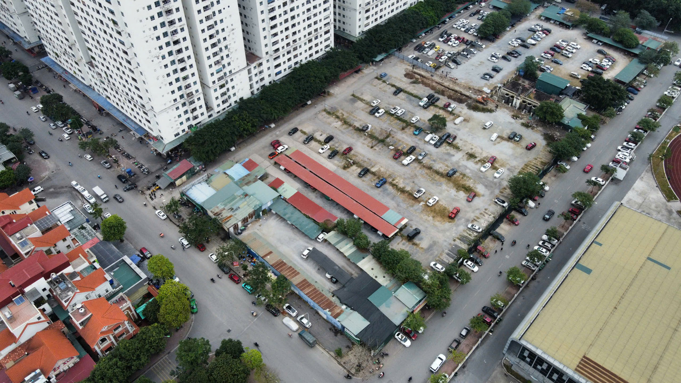 Theo ghi nhận, còn khoảng 80 xe ô tô vẫn đang gửi bên trong khu đất, lều lán vẫn chưa được tháo dỡ, di dời.