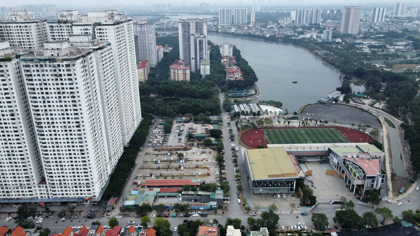 Trao đổi với PV Tiền Phong, ông Nguyễn Hải Tú, Phó Chủ tịch UBND phường Hoàng Liệt (quận Hoàng Mai) cho biết, phường đã có thông báo về việc giải tỏa trông giữ phương tiện ô tô, lều lán tại ô đất TH3 và NT3 khu dịch vụ tổng hợp và nhà ở hồ Linh Đàm (cạnh tổ hợp chung cư HH Linh Đàm – PV) để đầu tư xây dựng trường mầm non và trường tiểu học.