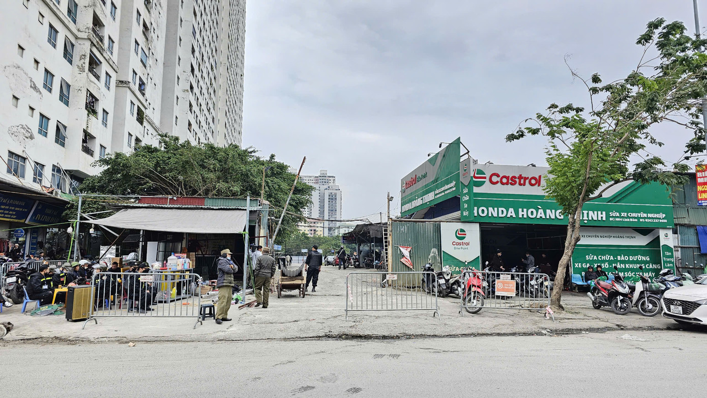 Theo ghi nhận của PV, ngày 13/12, lực lượng chức năng phường Hoàng Liệt dựng rào chắn trước cổng vào khu đất dự án, hướng dẫn người dân không cho ô tô vào gửi bên trong.