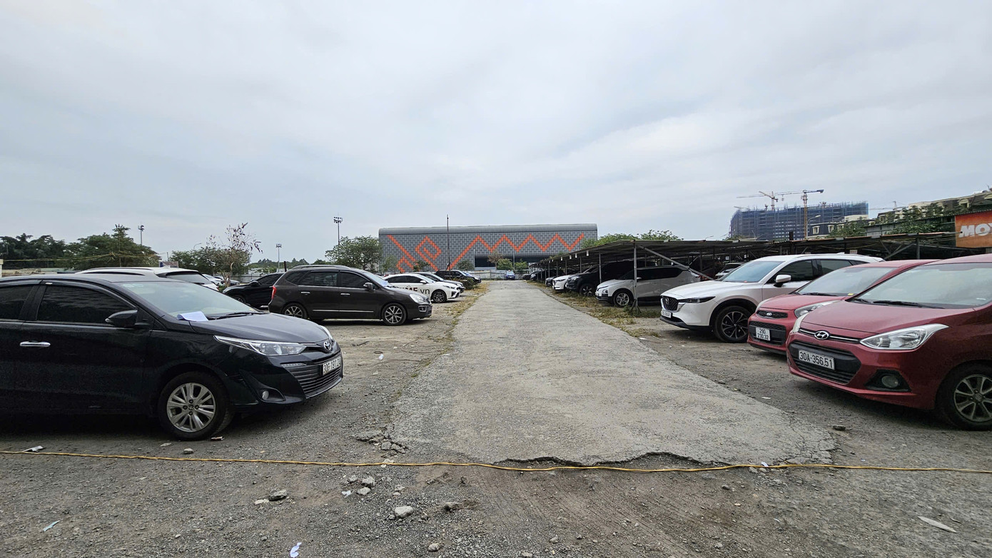 Cơ quan chức năng cũng yêu cầu các cá nhân, tổ chức đang gửi phương tiện, tài sản tại ô đất TH3 và NT3 nhanh chóng di dời ra khỏi mặt bằng dự án. Cùng với đó, tuyên truyền vận động cư dân khu chung cư có xe ô tô gửi trong ô đất di chuyển ra khỏi ô đất, tìm vị trí phù hợp để gửi phương tiện, đảm bảo bàn giao mặt bằng cho chủ đầu tư xây trường học theo tiến độ được duyệt.