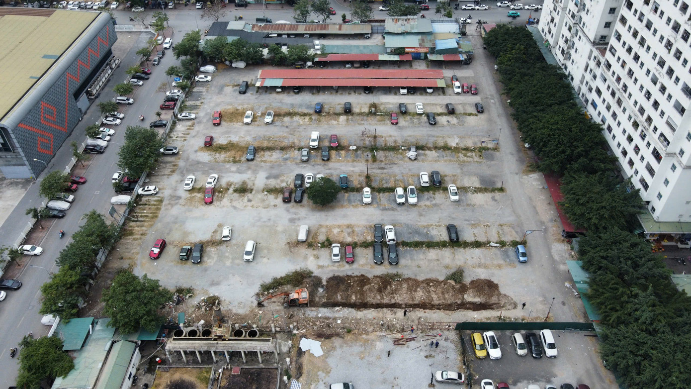 “Do đó, để dự án xây dựng trường tiểu học và trường mầm non tại ô đất TH3 và NT3 khu dịch vụ tổng hợp và nhà ở hồ Linh Đàm được tổ chức thi công thực hiện đúng tiến độ, góp phần đảm bảo nhu cầu trường học của địa phương, UBND phường sẽ phối hợp Tổng công ty đầu tư phát triển nhà và đô thị HUD tiến hành giải toả mặt bằng tại ô đất, dự kiến xong trước ngày 20/12”, ông Nguyễn Hải Tú thông tin.