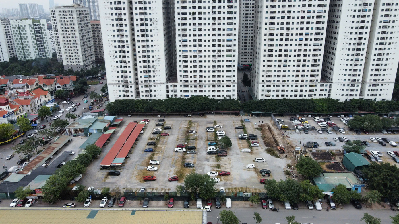 Phó Chủ tịch UBND phường Hoàng Liệt cho biết, hiện nay mặt bằng thực hiện dự án đang bị một số cá nhân, tổ chức sử dụng để thực hiện các mục đích trông giữ xe và các dịch vụ kinh doanh không phép, sai quy định, việc này làm ảnh hưởng đến quá trình chuẩn bị đầu tư xây dựng dự án.