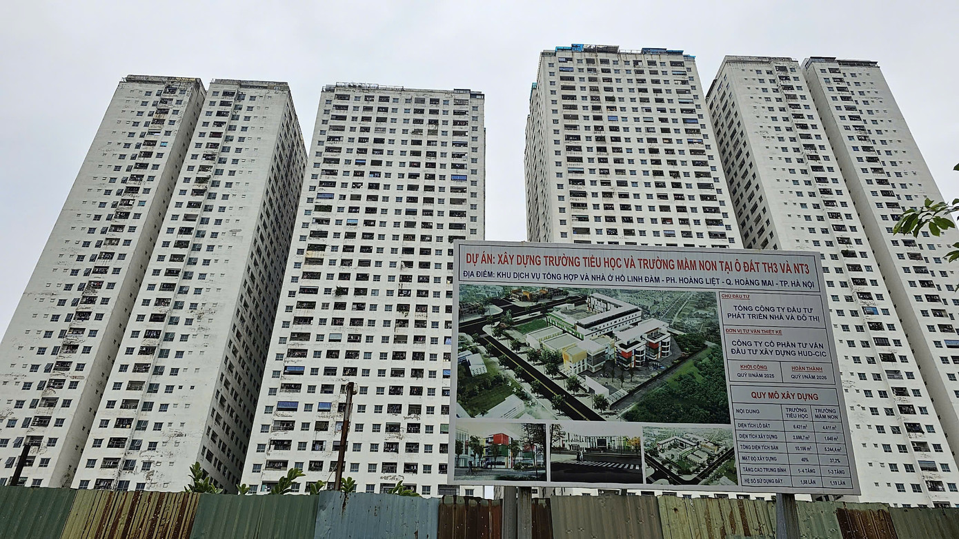 Bảng thông tin dự án xây dựng trường tiểu học và trường mầm non dựng bên ngoài ô đất TH3 và NT3 khu dịch vụ tổng hợp và nhà ở hồ Linh Đàm, phường Hoàng Liệt.