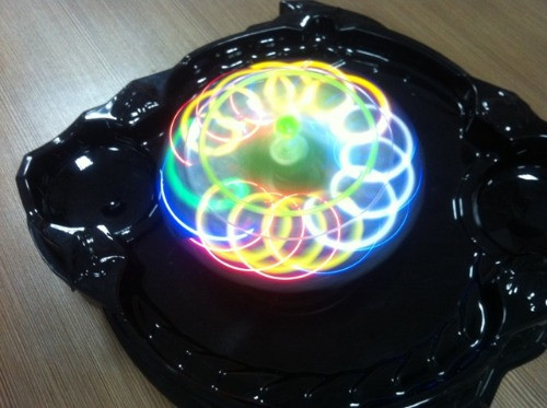 Con quay quay tít đồng thời phát sáng trông giống như một quả cầu lửa lung linh. Con quay quay tít đồng thời phát sáng trông giống như một quả cầu lửa lung linh