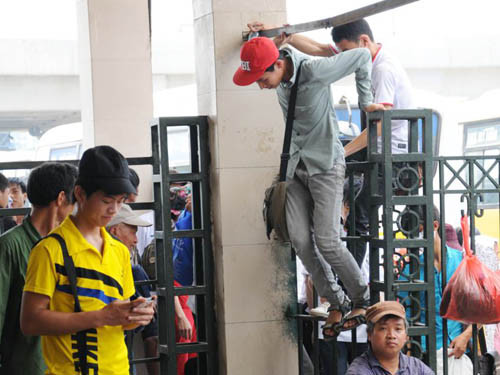 Phụ huynh và sĩ tử cùng vượt rào vào trong bến