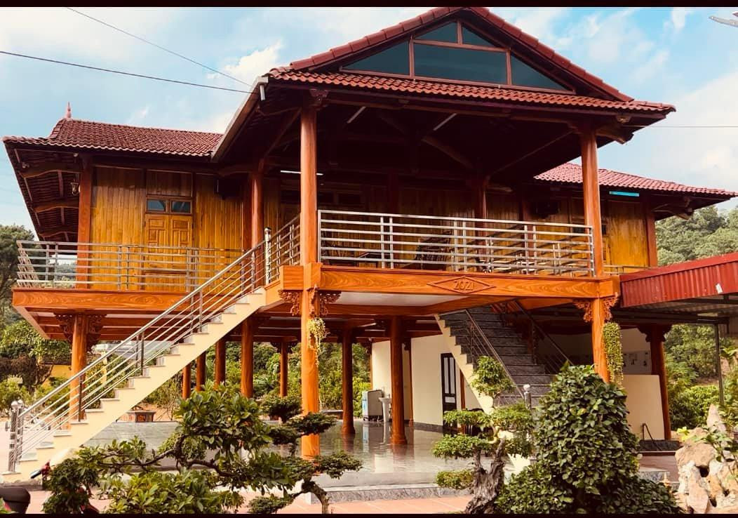 Xung quanh nhà được trồng nhiều cây xanh. Xung quanh nhà được trồng nhiều cây xanh.