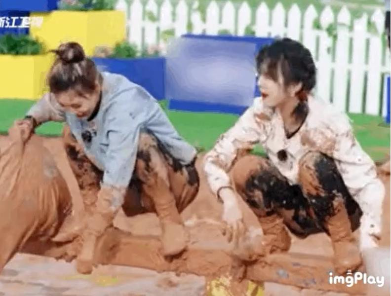 Đỉnh điểm của bê bối này là khi Tống Vũ Kỳ nhổ nước bọt lẫn bùn về phía Angela Baby.