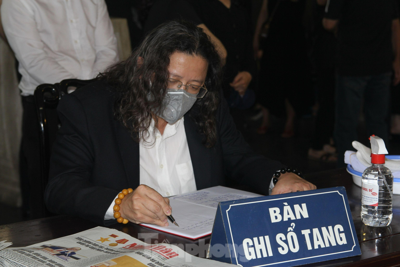 Ông Nguyễn Minh Nhựt - vụ trưởng Vụ Văn hóa - Văn nghệ Ban Tuyên giáo Trung ương đến viếng nhạc sĩ Hồng Đăng.