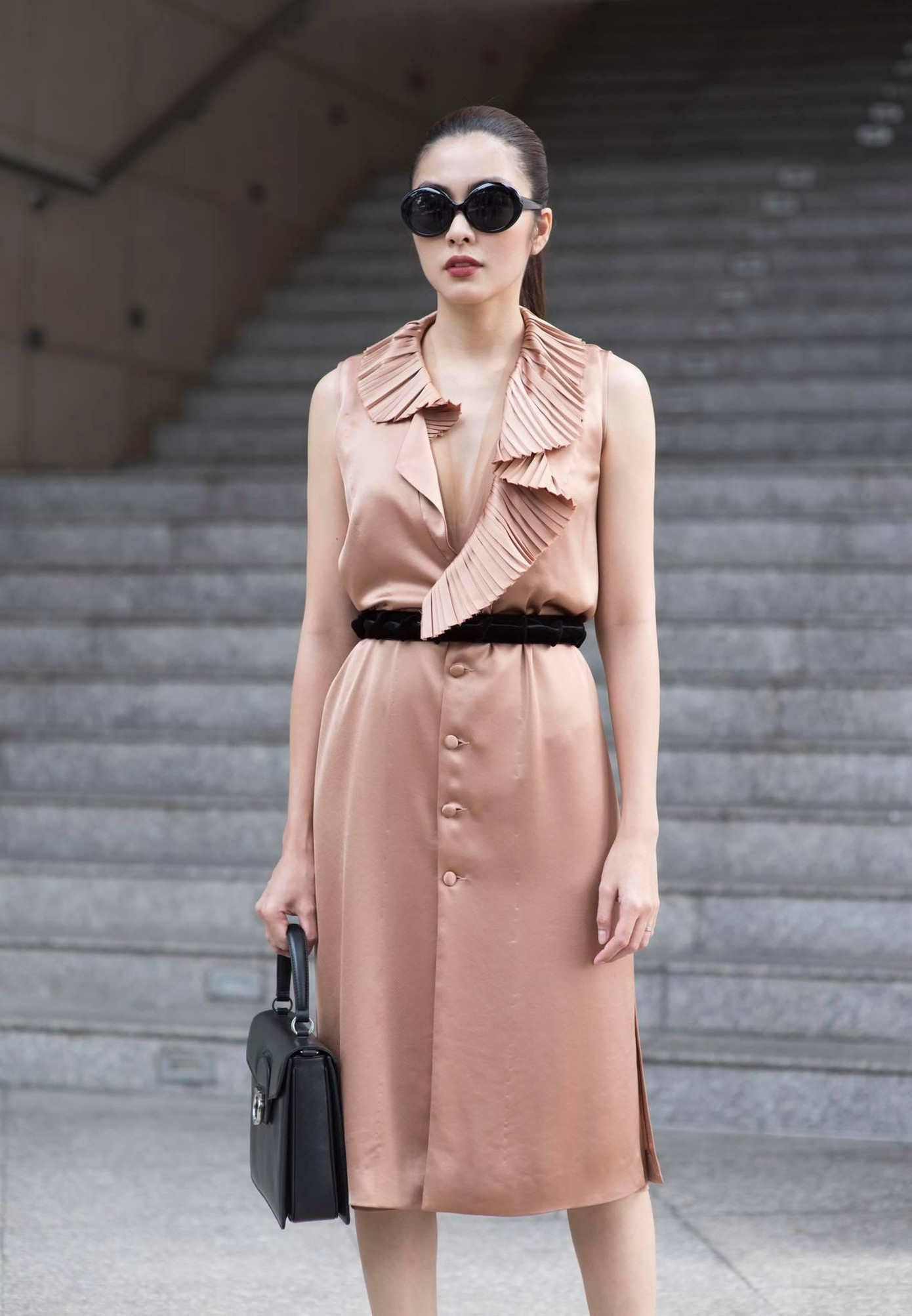 Trở nên nổi tiếng qua bộ phim: &quot;Bỗng dưng muốn khóc&quot;, &quot;Đẹp từng centimet&quot;, &quot;Mỹ nhân kế&quot;…, Tăng Thanh Hà được hâm mộ về khả năng diễn xuất tự nhiên. Không chỉ vậy, cô còn được khán giả yêu quý nhờ nhan sắc rạng rỡ, gu thời trang sang trọng, nữ tính.