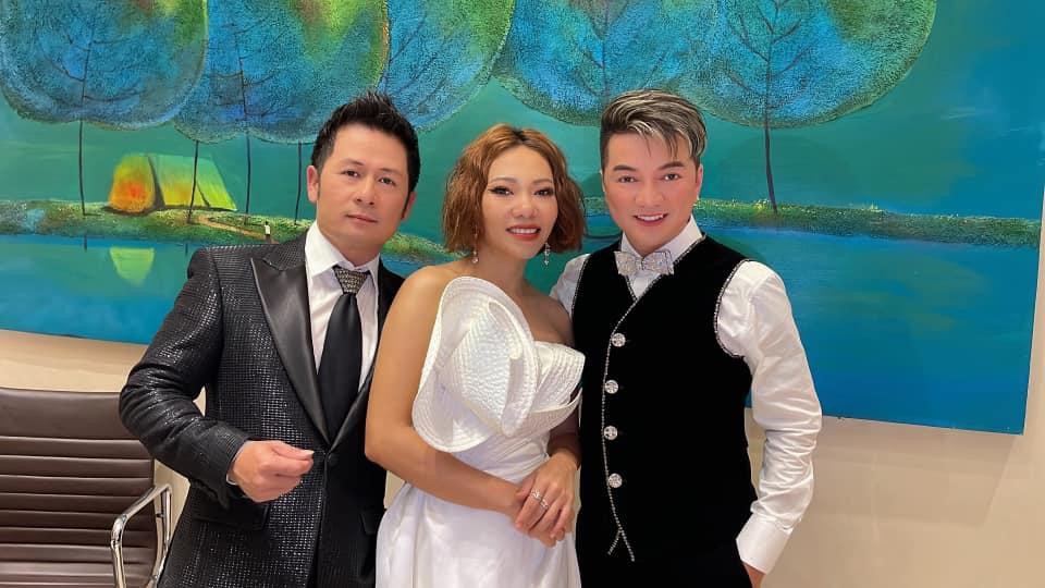 Đàm Vĩnh Hưng chia sẻ ảnh chụp cùng Bằng Kiều và Trần Thu Hà. Đàm Vĩnh Hưng chia sẻ ảnh chụp cùng Bằng Kiều và Trần Thu Hà.