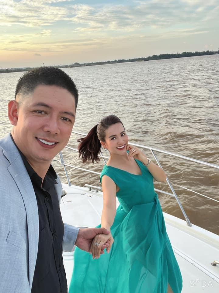 Mới đây, doanh nhân Anh Thơ, vợ MC Bình Minh đã chia sẻ hình ảnh cả hai "trốn con" đi nghỉ dưỡng trên du thuyền sang trọng.